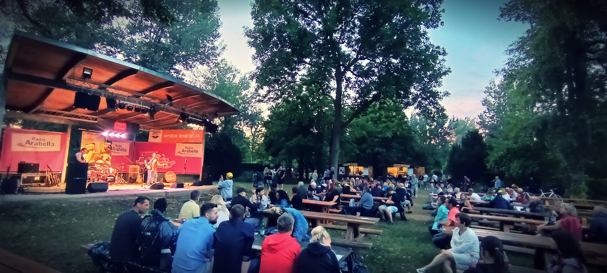 Open-Air-Bühne mit Publikum