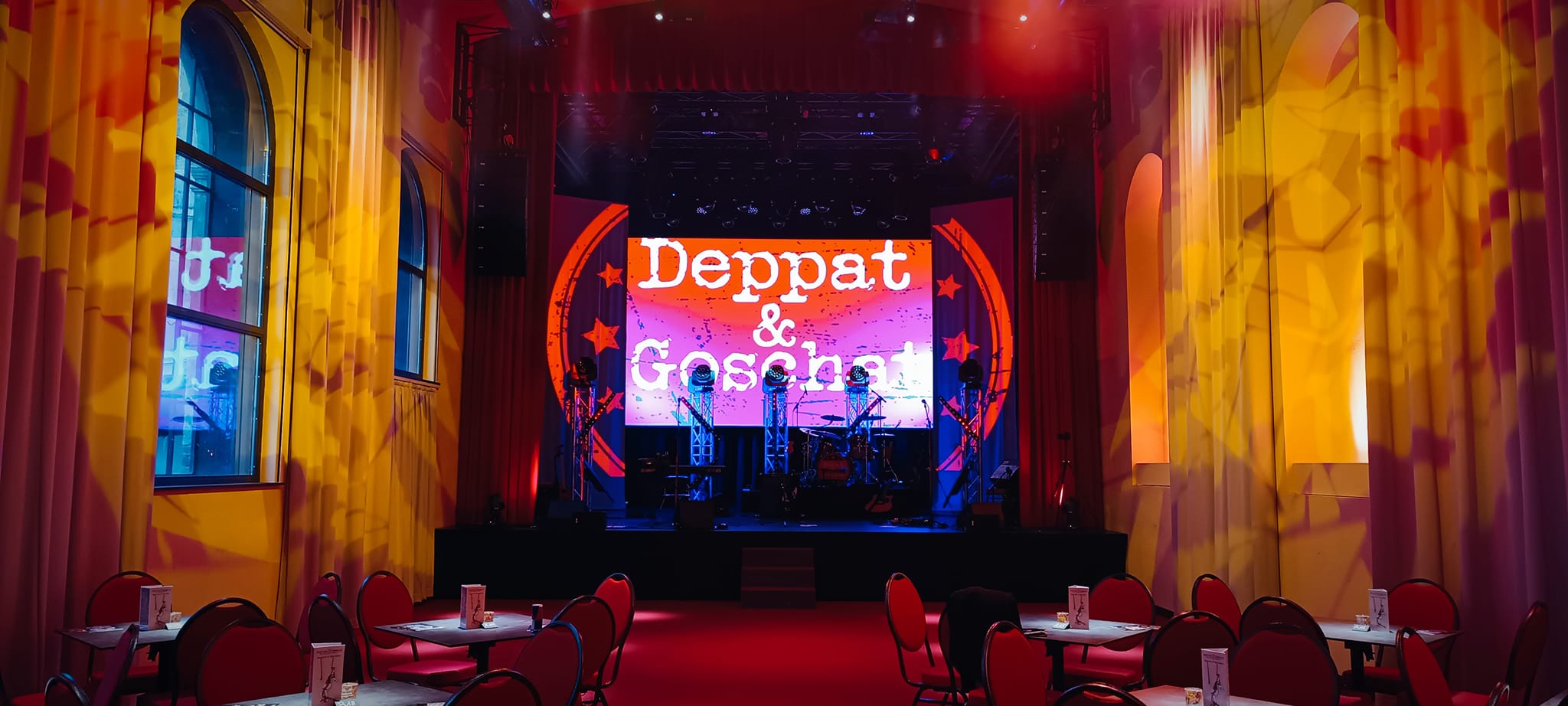 Saal mit Deppat & Goschat Logo
