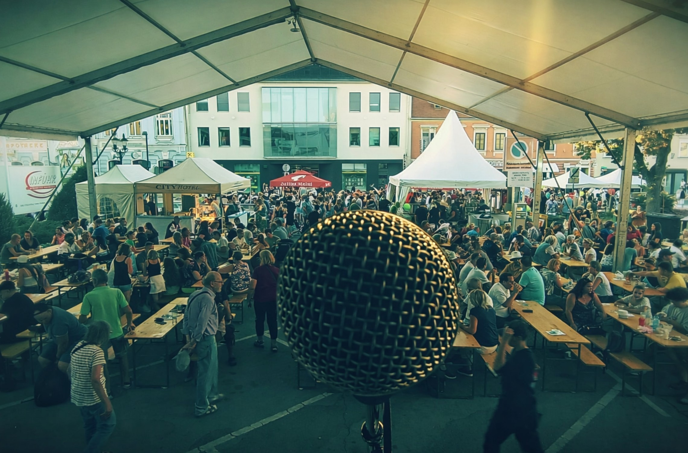 Mikrofon und Publikum als Live-Refrain-Motiv
