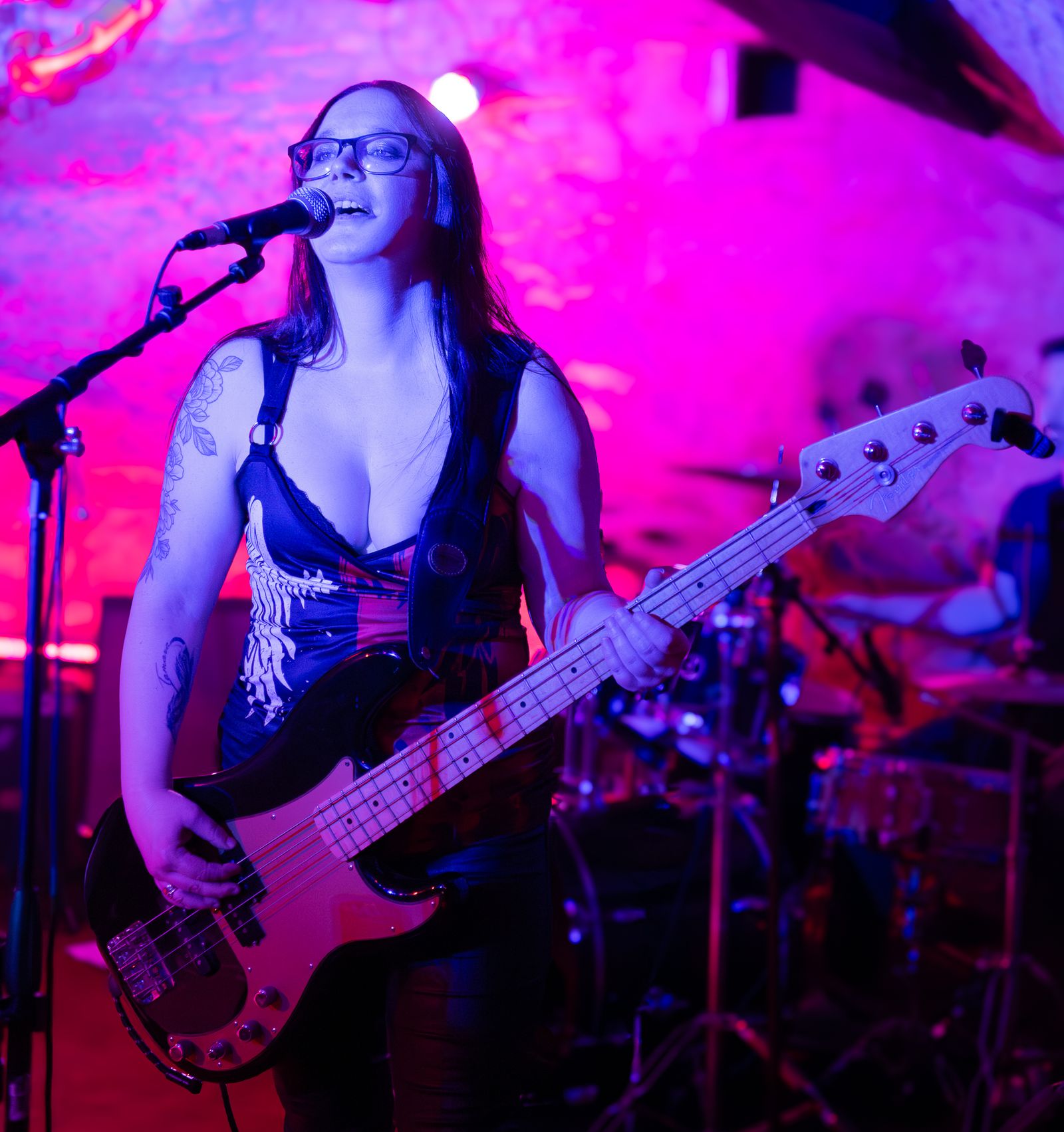 Claudia Viktorin-Pomper am Bass beim Studio-Geheimkonzert