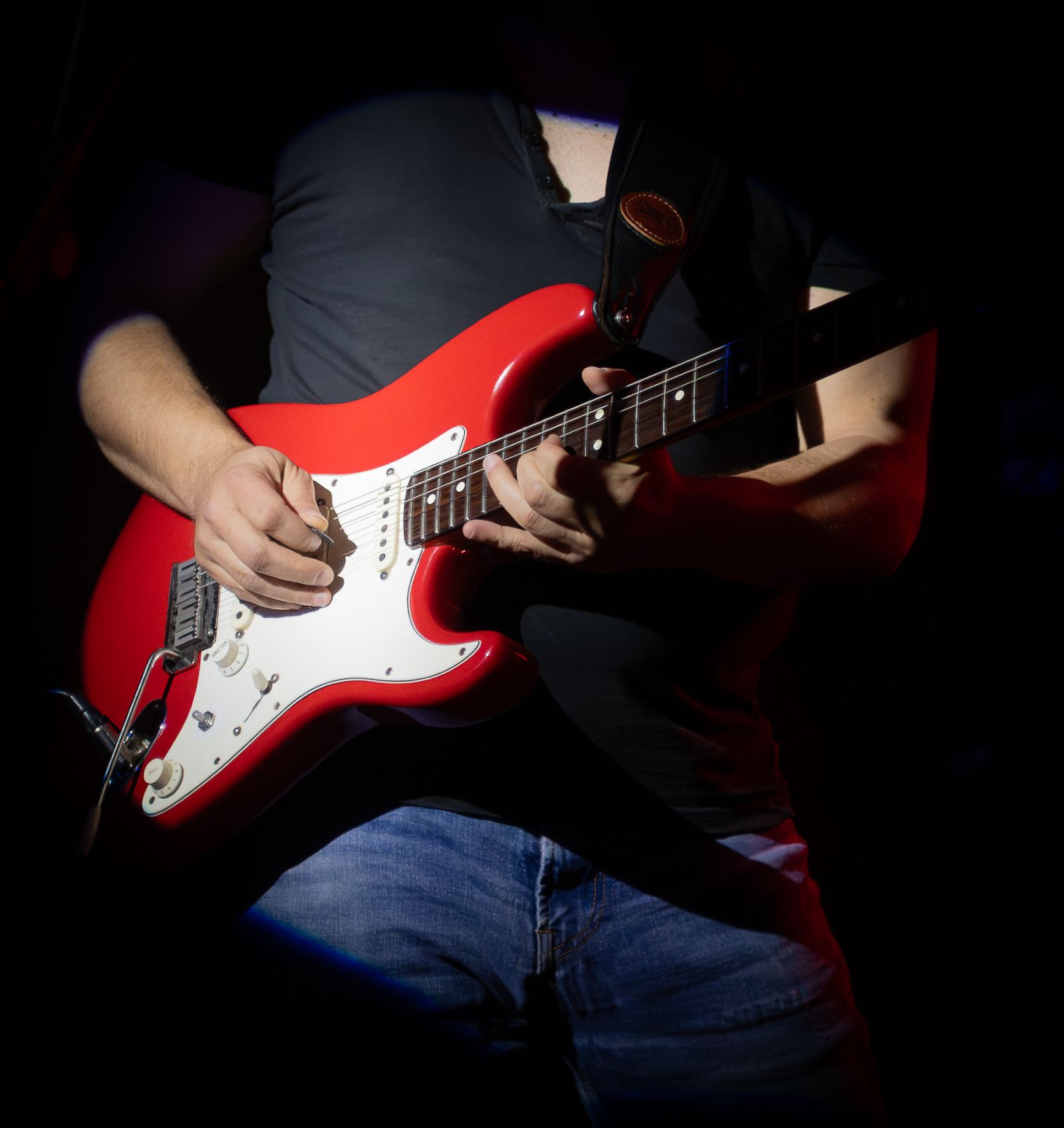 Daniel Retzl mit roter Stratocaster beim Secret Gig