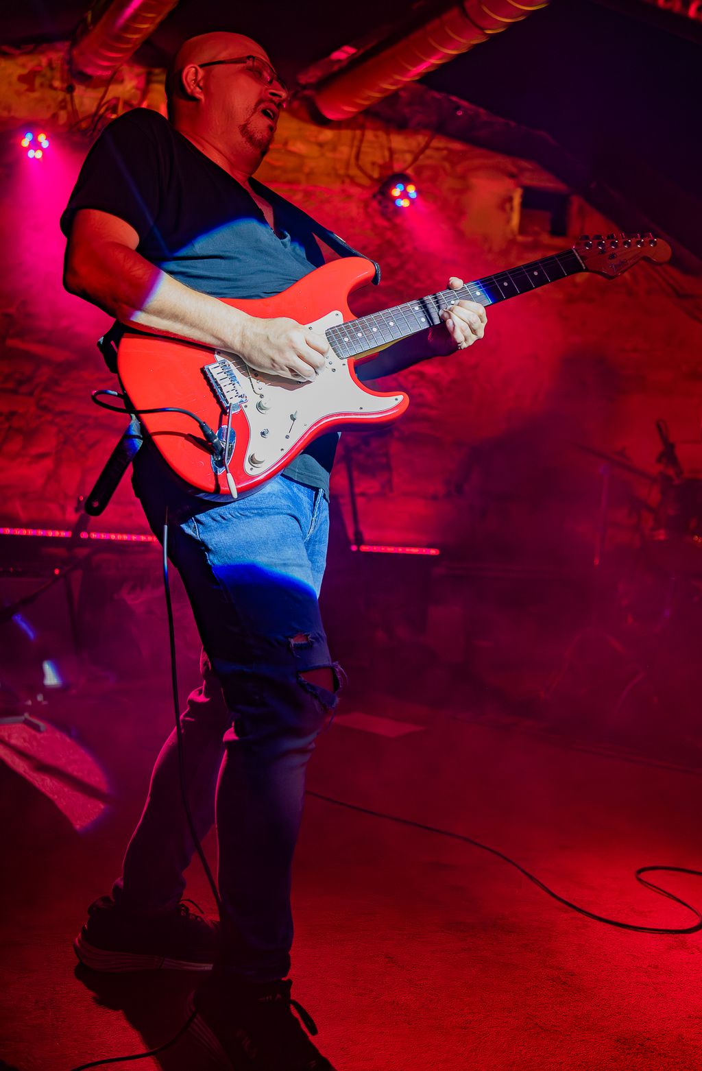 Daniel Retzl mit roter Stratocaster beim Studio-Geheimkonzert