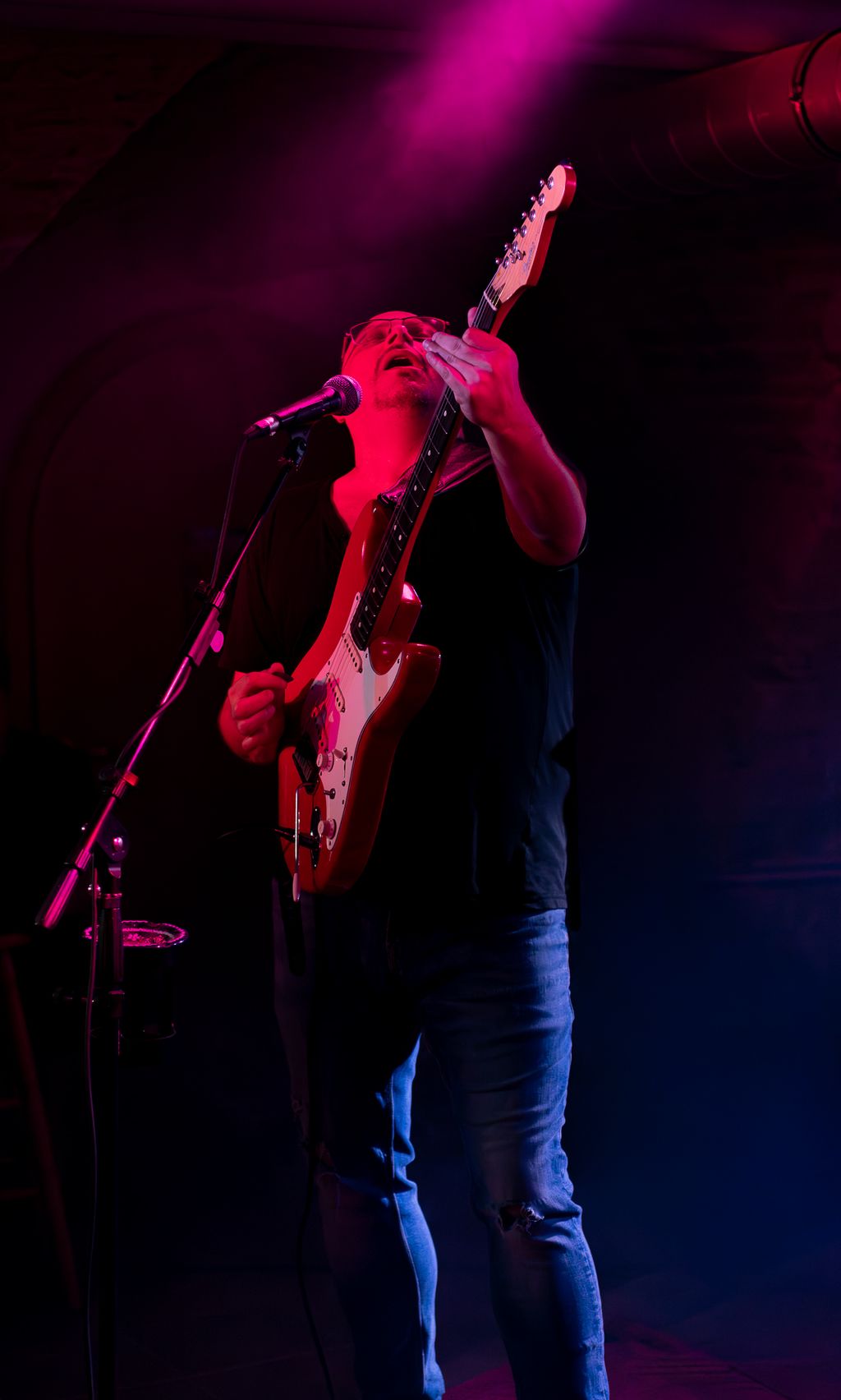 Daniel Retzl spielt Stratocaster im Bühnenlicht