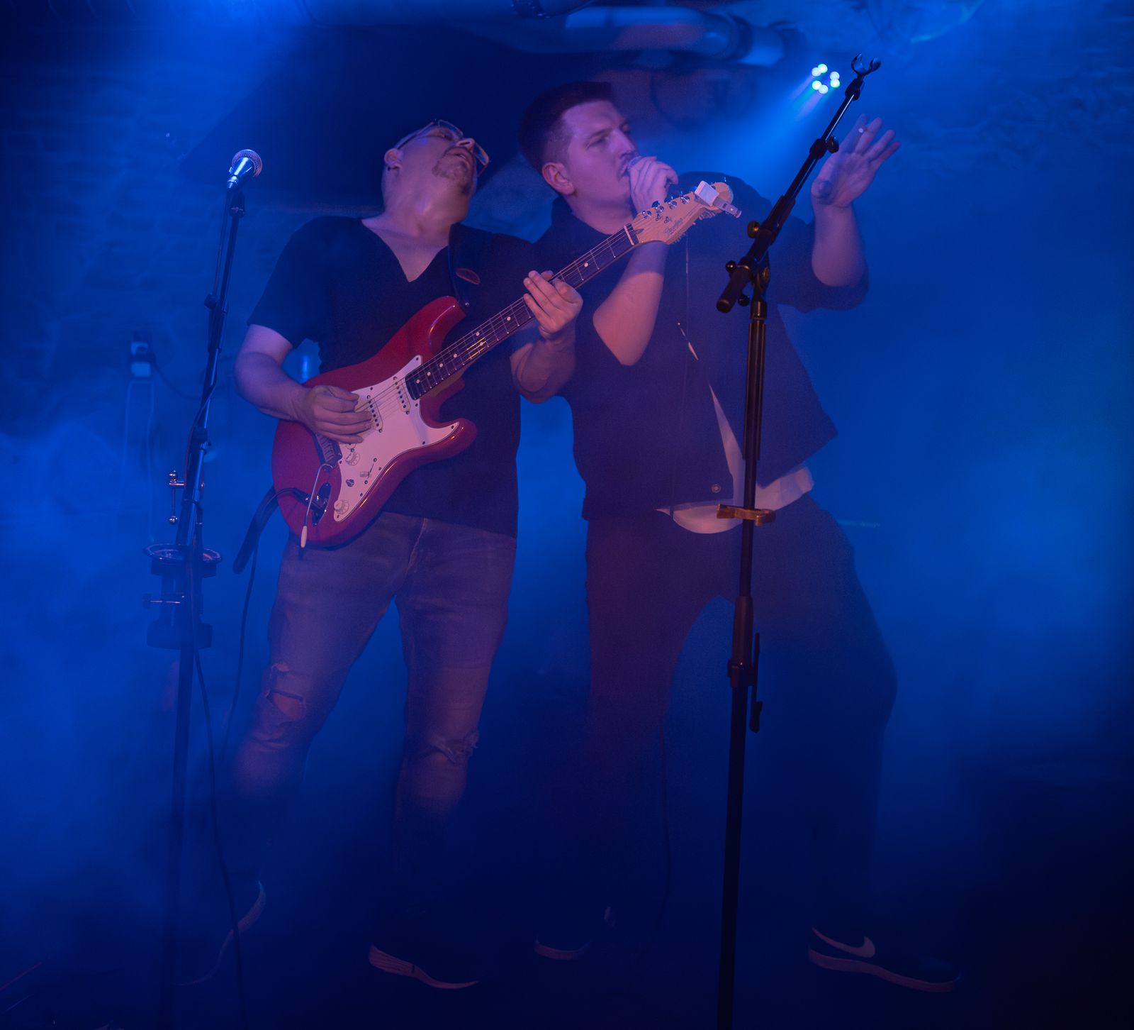 Daniel Retzl und Marvin Drexler im blauen Bühnenlicht