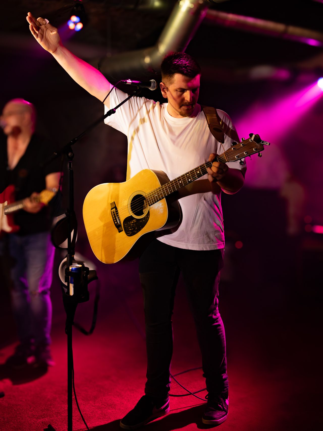 Marvin Drexler singt im Licht beim Studio-Geheimkonzert